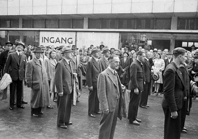 853243 Afbeelding van de optocht van medewerkers van het Staatsbedrijf der Posterijen, Telegrafie en Telefonie (PTT), ...